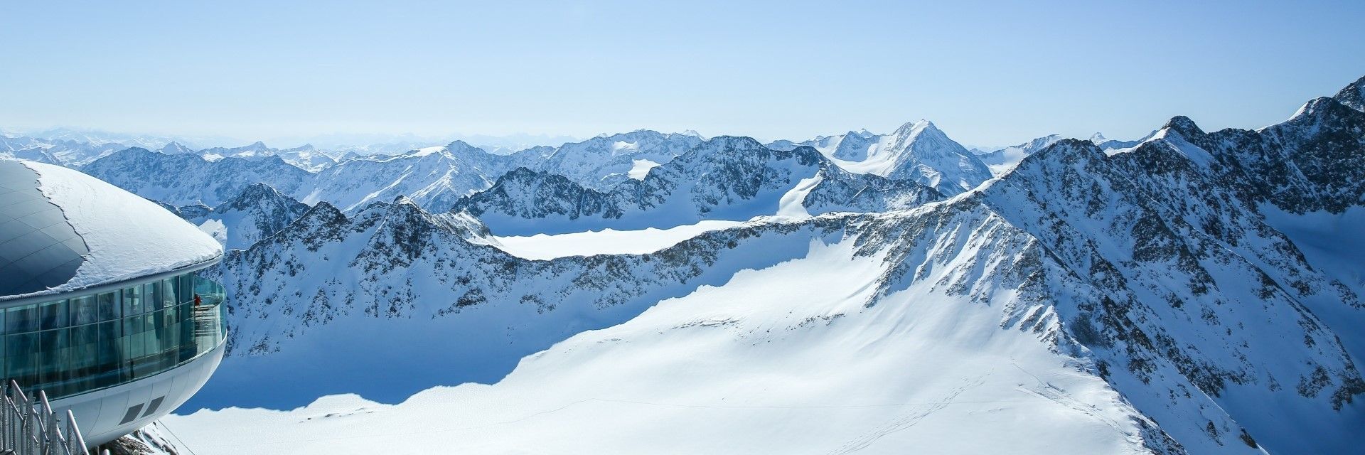 Češi se nechtějí vzdát lyžování a míří za sněhem do alpských středisek